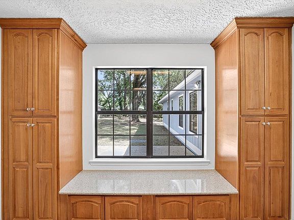 4th image of 12 Corbin Ct