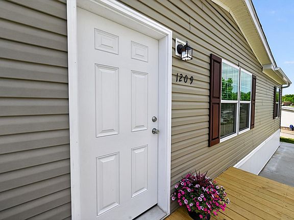 Exterior Image-3-Cavco 1209S Fifty One 51 Estates