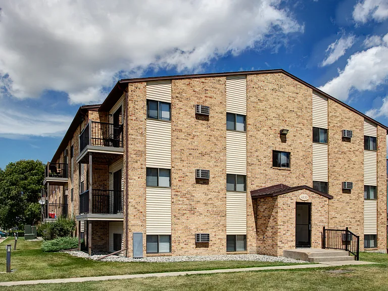 Fargo, ND Westwood Apartments | Exterior