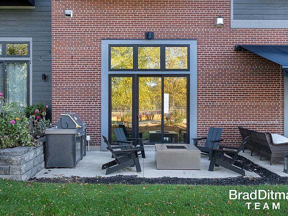 3rd image of 220 King St #6