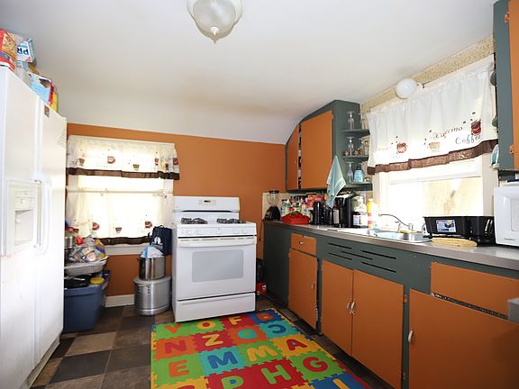 2nd image of 308 Railroad St