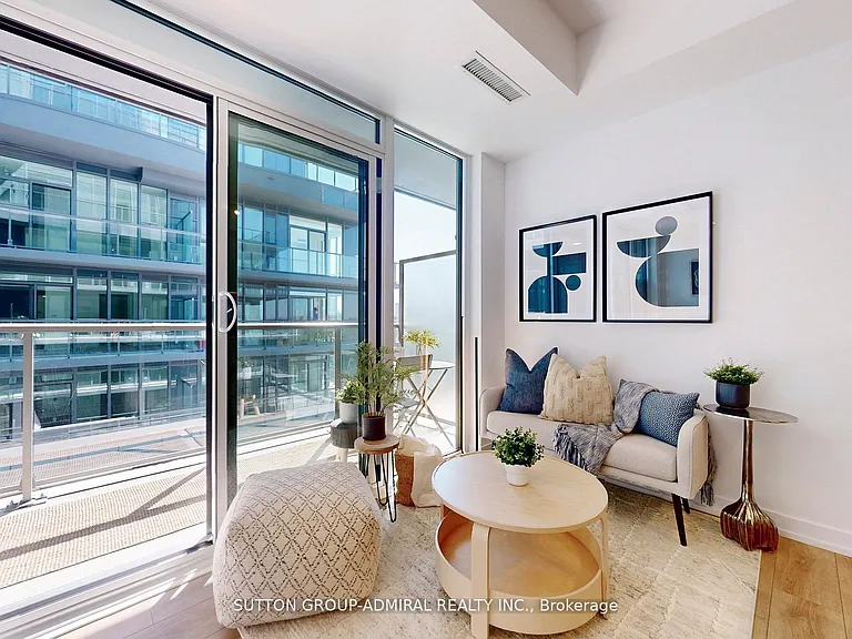 500 Dupont St #502 — Photo 2