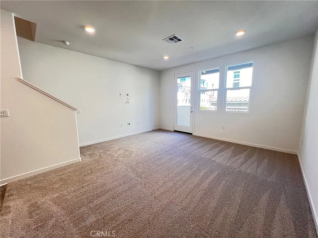 3 bed, 3.5 bath, 1603 sqft, $3,700 — Photo 4