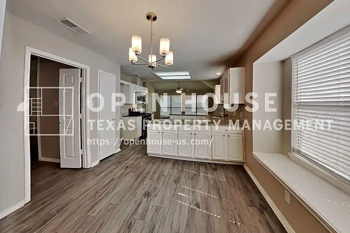 546 Newberry St — Photo 8