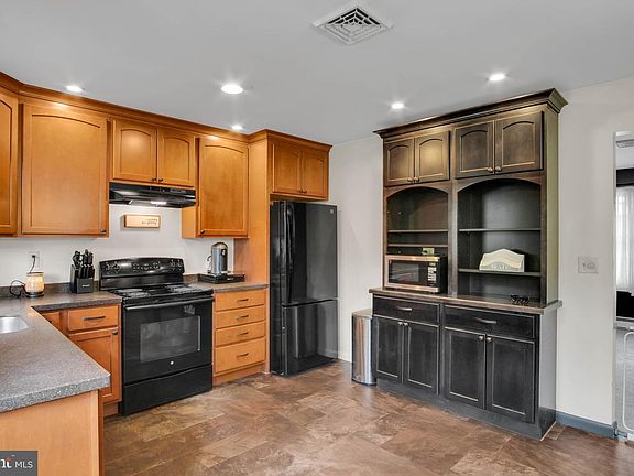 4th image of 414 Little John Dr