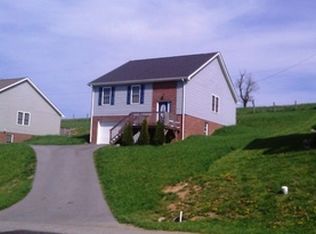 1015 Beaver Dr, Christiansbrg, VA 24073