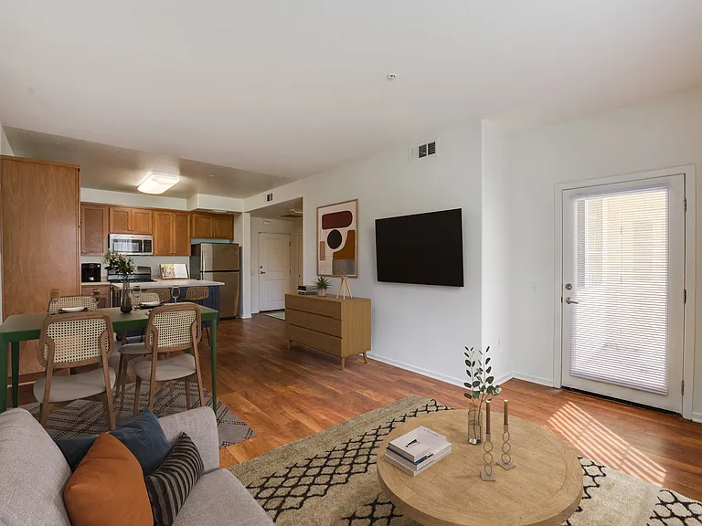 534 E Boone St — Photo 3