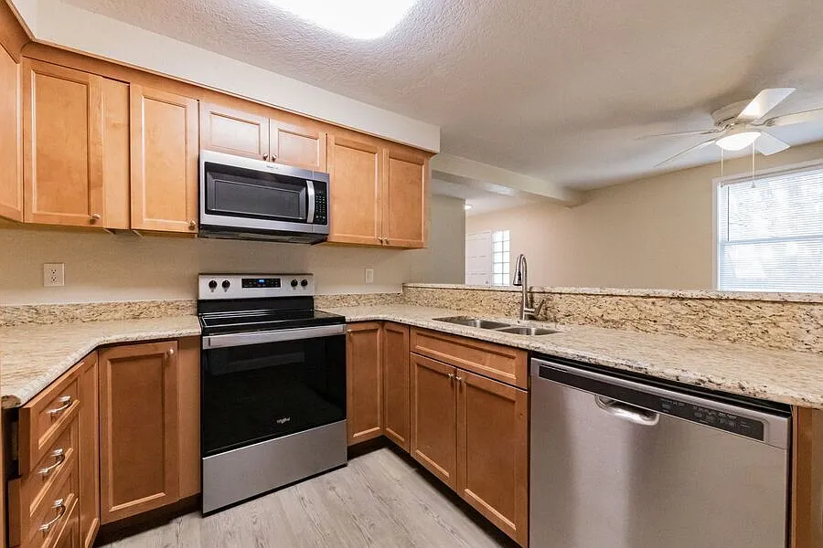 638 W Central Avenue — Photo 3