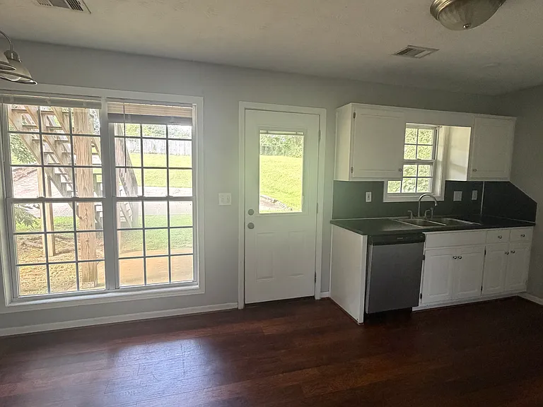 927 Lakeview Dr — Photo 17