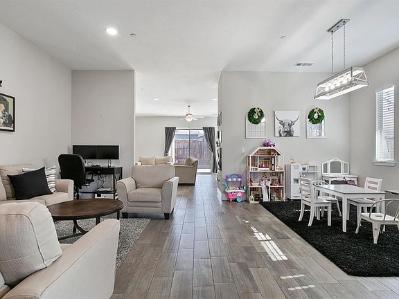 4th image of 2319 Breton Dr
