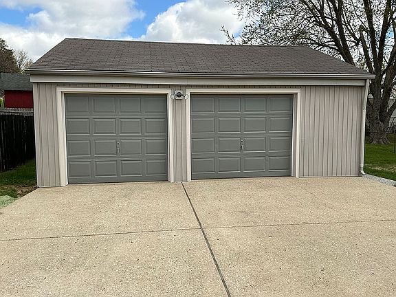 2 1/2 car garage