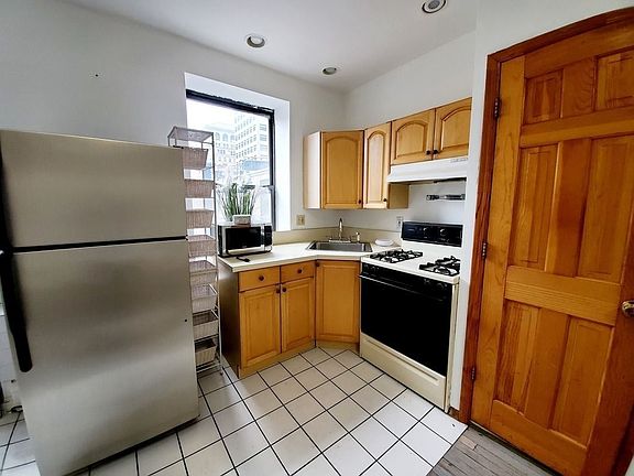 5th image of 140 Lawrence St