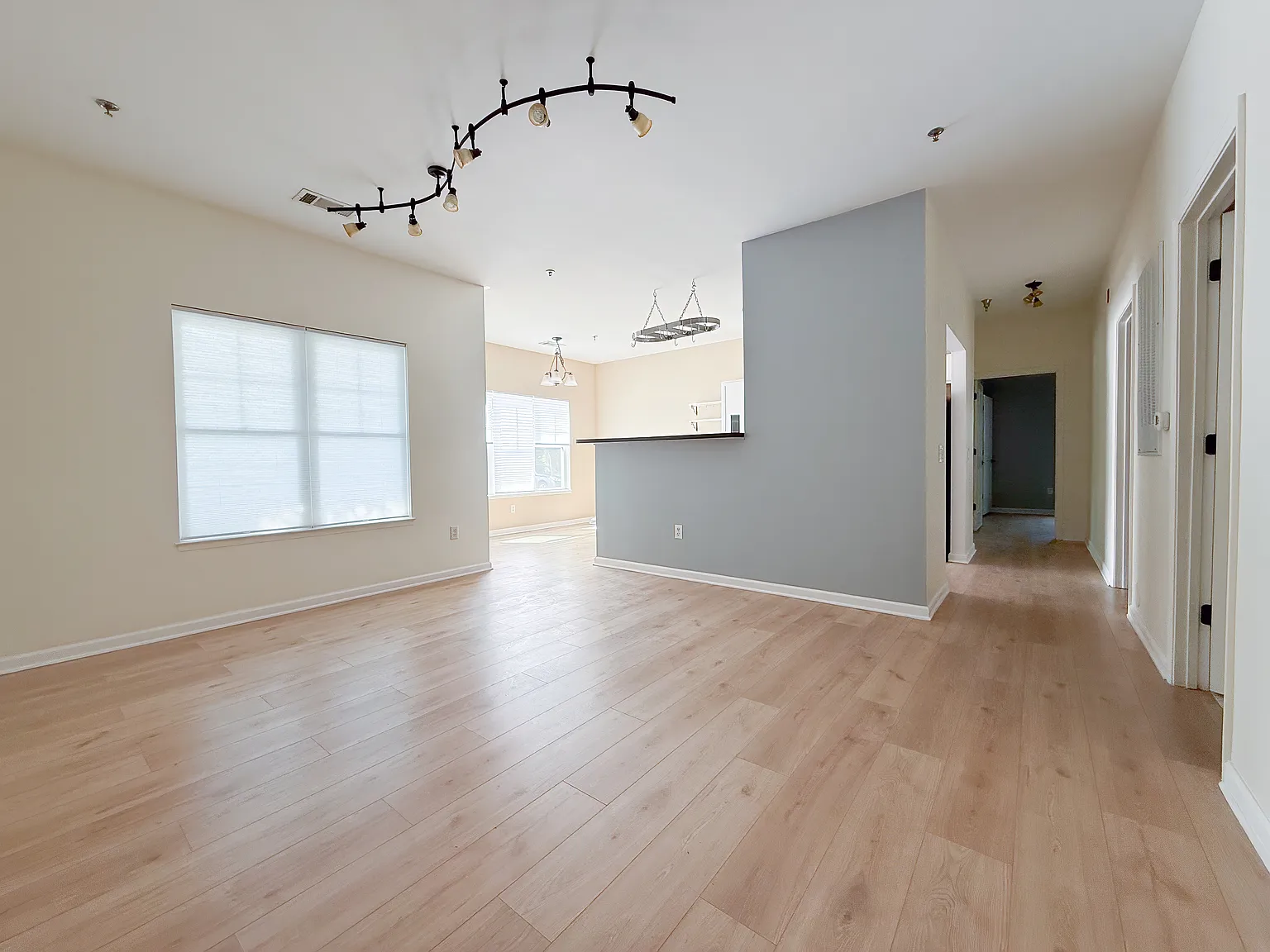 2 bed, 1100 sqft, $2,100 — Photo 1