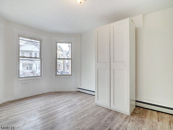 4th image of 221 Bayview Ave