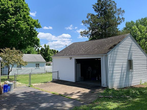 4th image of 204 Overland St