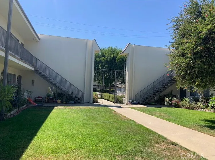 2 bed, 900 sqft, $2,400 — Photo 2