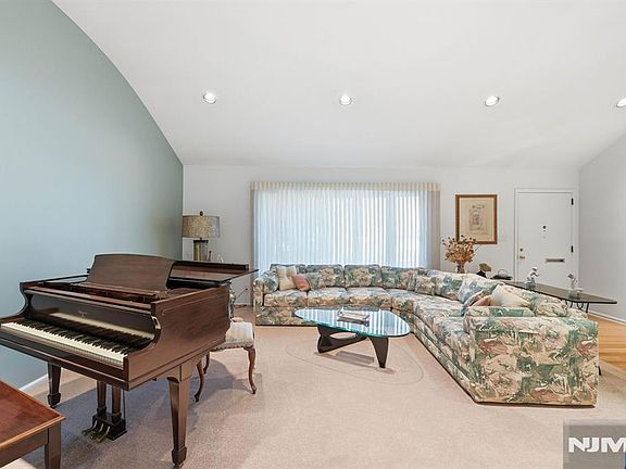 4th image of 298 Webster Drive