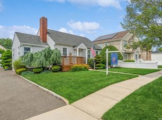 18 Elm St, Hicksville, NY 11801