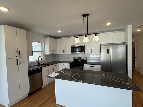 5th image of 724 Seaport Dr