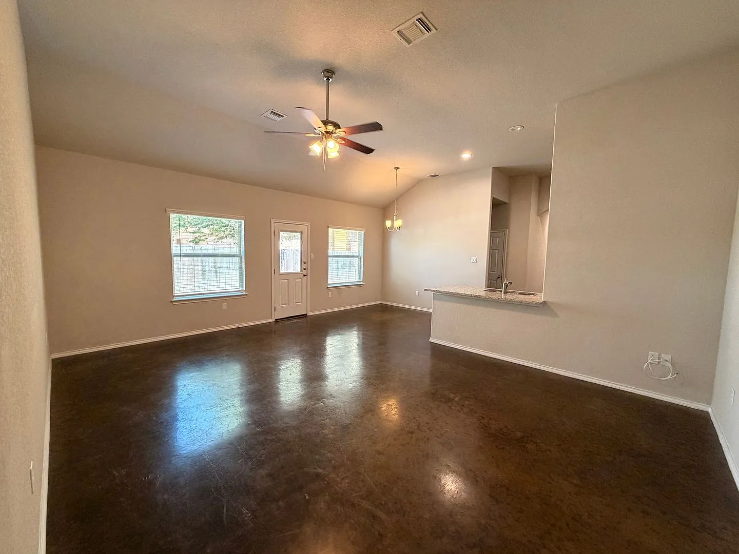Luxury 3/2 Duplex in Seguin, Texas — Photo 3