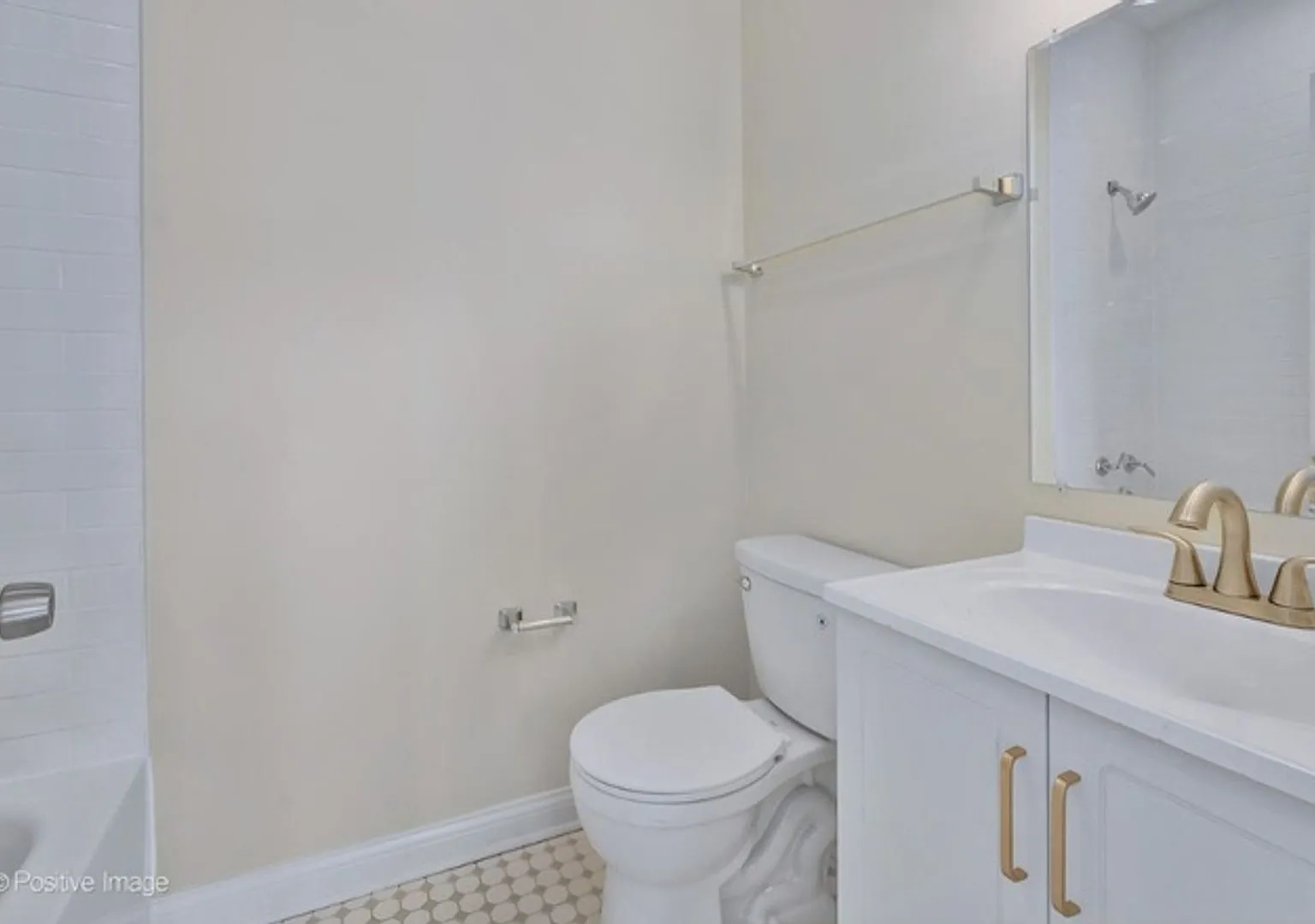 Charming 3BR Duplex in Chicago — Photo 3