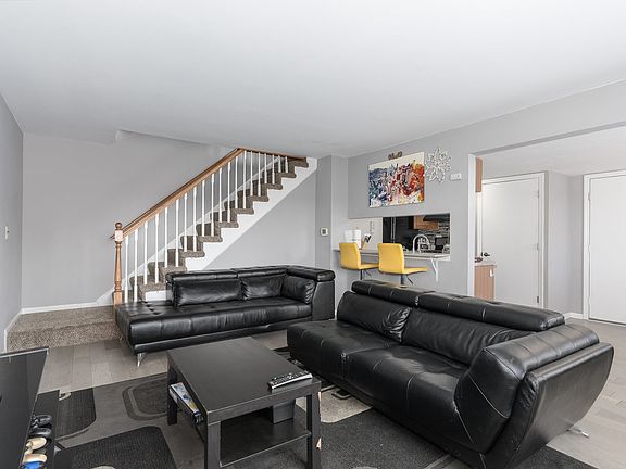 4th image of 29W649 Winchester Cir N Unit 3