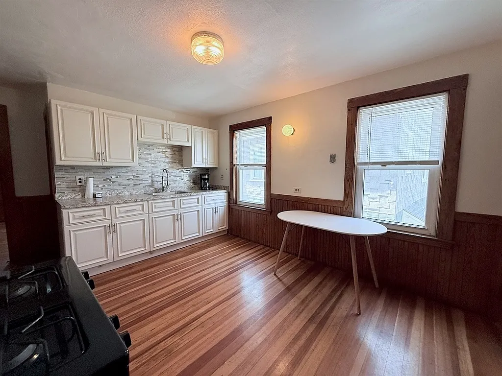 4 bed, 1.0 bath, 1425 sqft, $3,700 — Photo 2