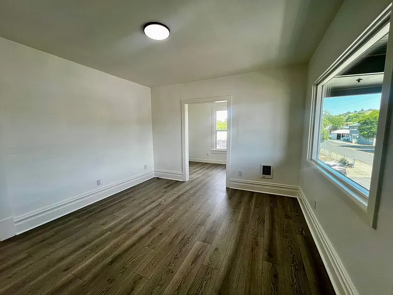 929 SE Court Pl — Photo 8