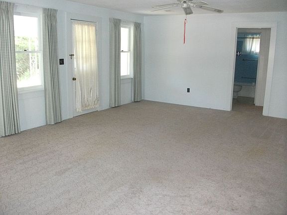 2nd image of 712 Lakeshore Dr