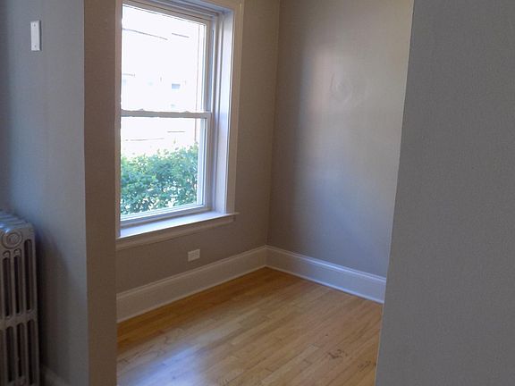 5th image of 1301 W Argyle St APT 303