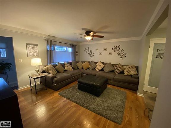 5th image of 50553 Shamrock Dr W