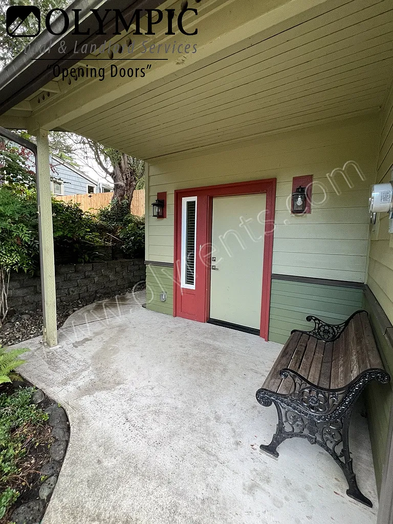 Unique and spacious 3 bedroom, 1.5 bath townhome w/ main floor Primary — Photo 4