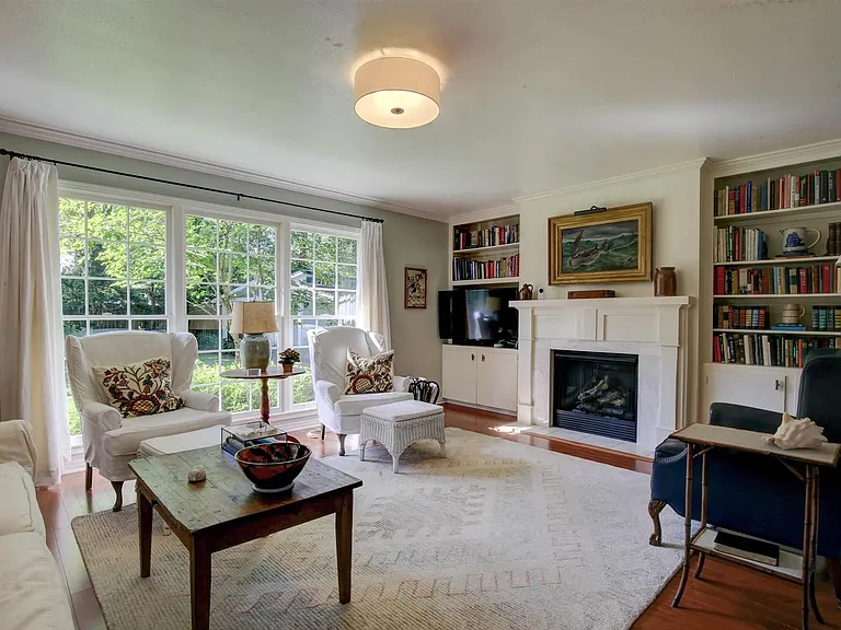 453 Ivy Cir — Photo 3