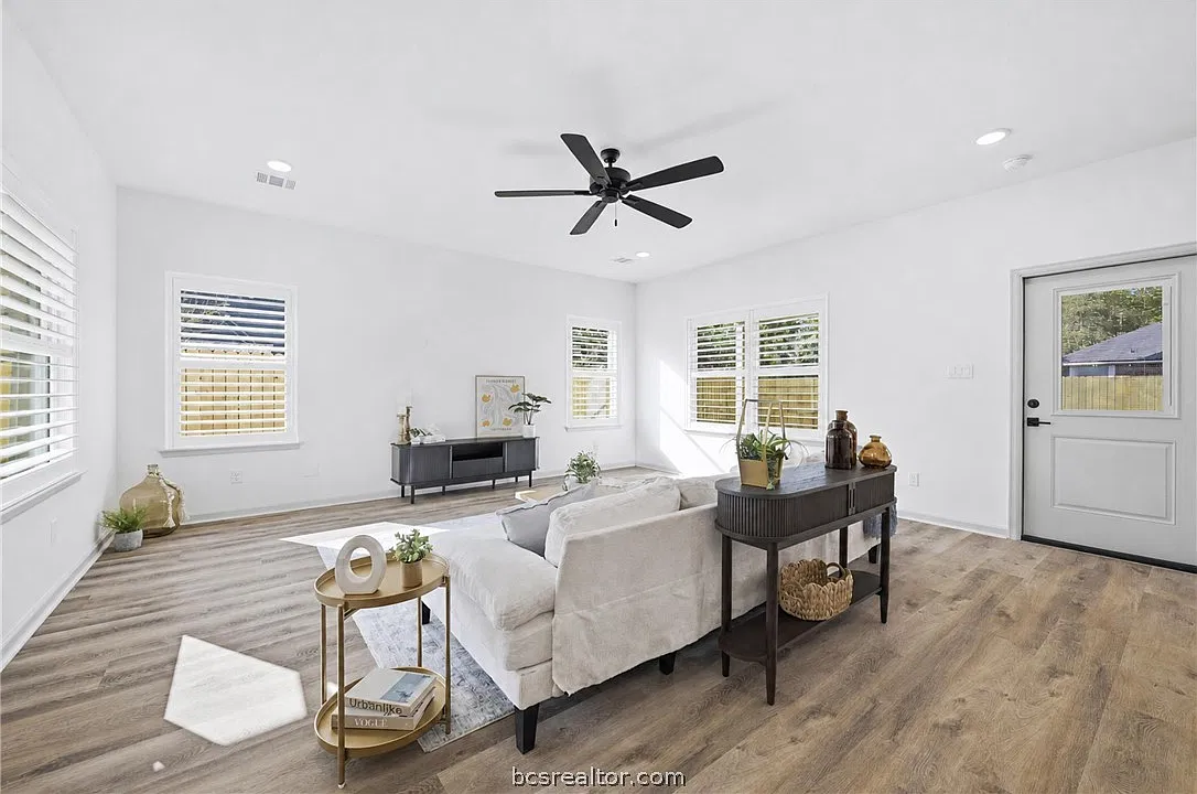 3 bed, 1600 sqft, $2,400 — Photo 3