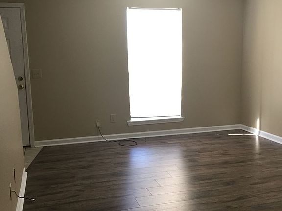 4th image of 150 Yellow Jacket Dr APT 6