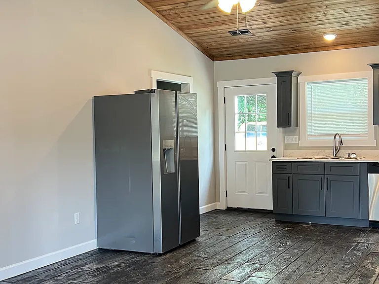 511 Hawkins St #B — Photo 3