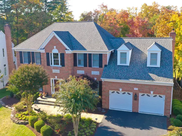 12718 Fox Woods Dr, Herndon, VA 20171