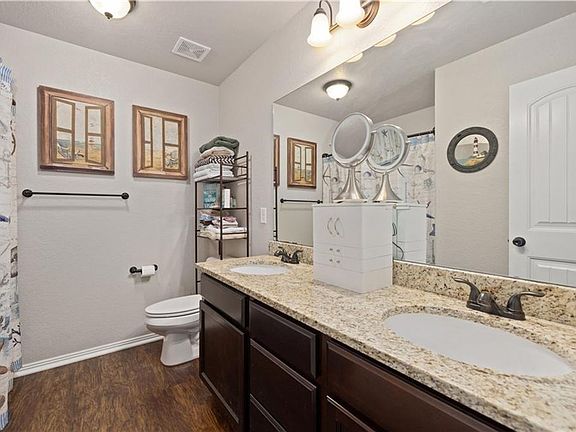 5th image of 151 Foxglove St
