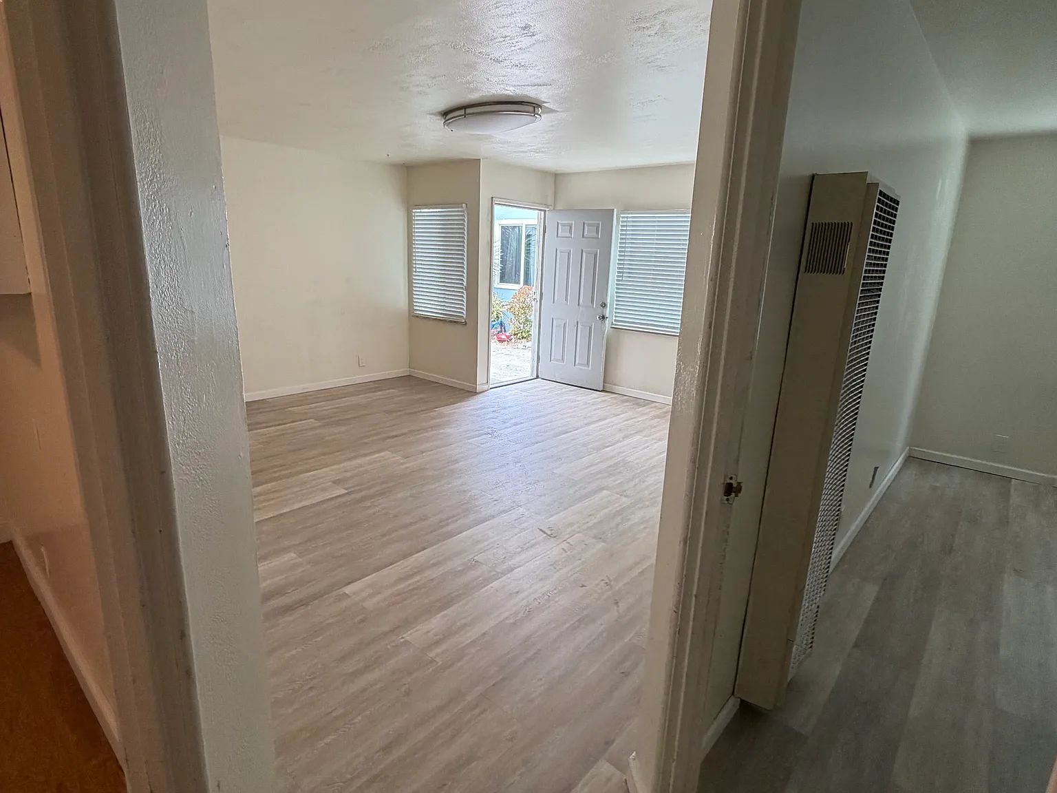 2 bed, 1000 sqft, $2,400 — Photo 4