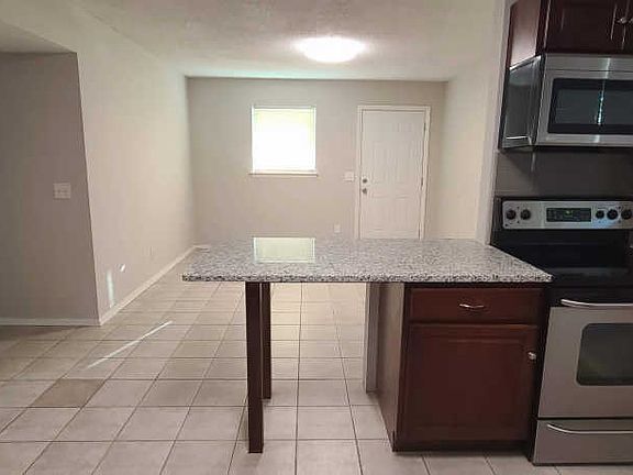 5th image of 325 Royal Palms Dr