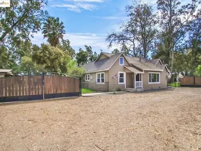 15685 Kelso Rd — Photo 2