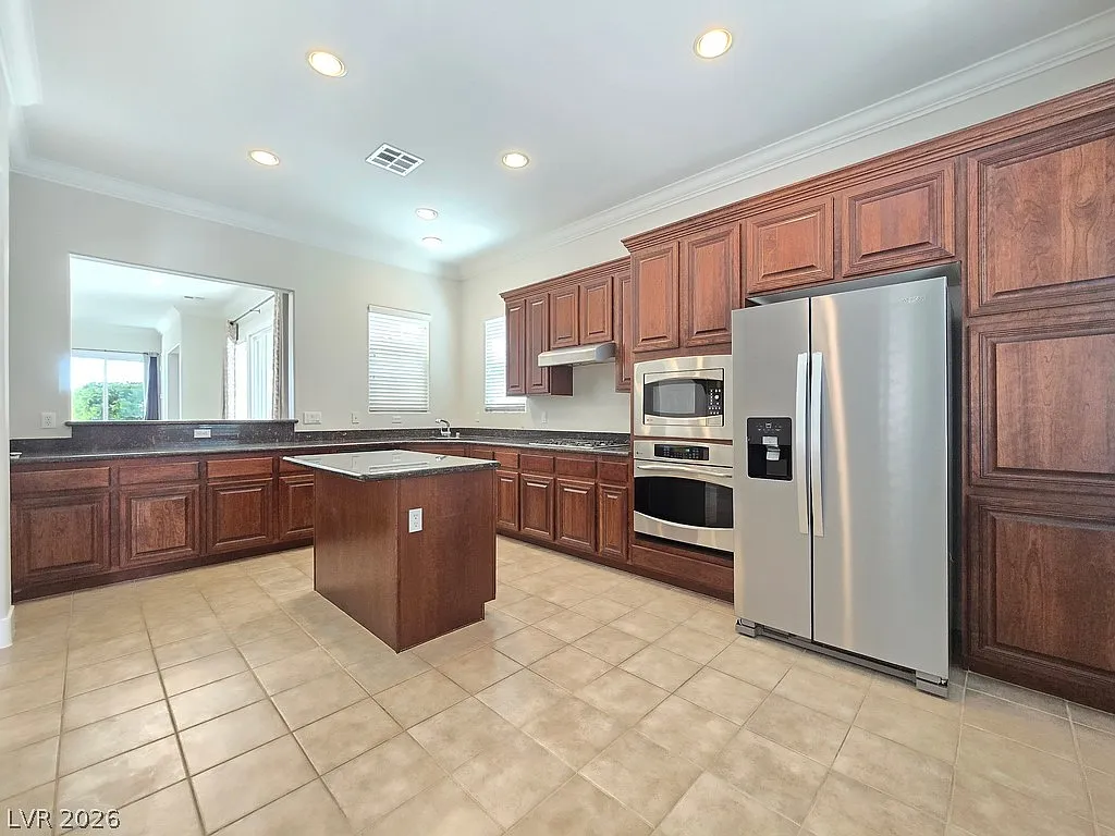 3 bed, 2.5 bath, 2077 sqft, $2,595 — Photo 3