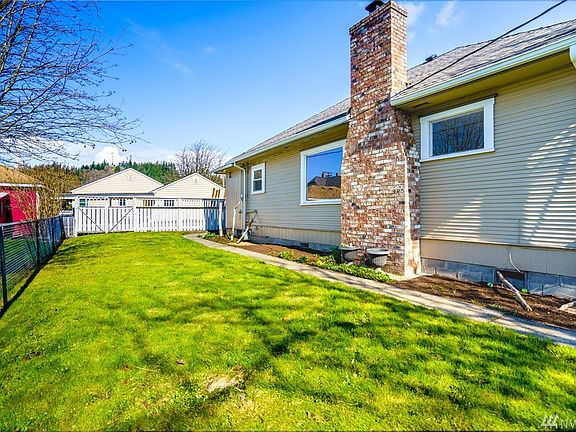 Large side and front yards, just landscaped!