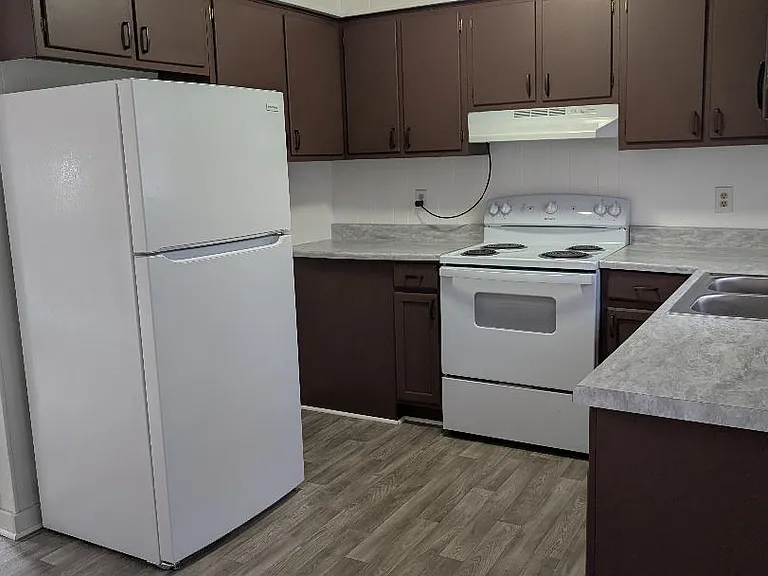 LARGE KITCHEN WITH LOTS OF CABINETS AND COUNTER SPACE.