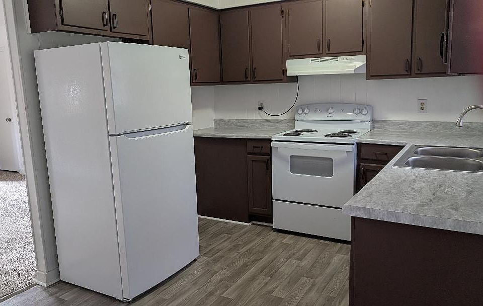 LARGE KITCHEN WITH LOTS OF CABINETS AND COUNTER SPACE.