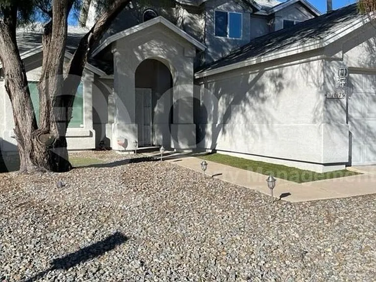 E Essex Village Dr — Photo 2