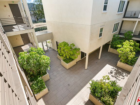 5th image of 10609 Bloomfield St APT 305