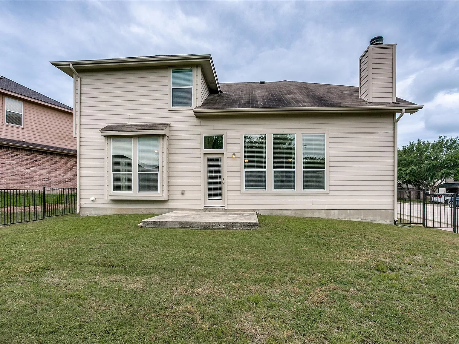 4 bed, 2.5 bath, 2372 sqft, $1,950 — Photo 4