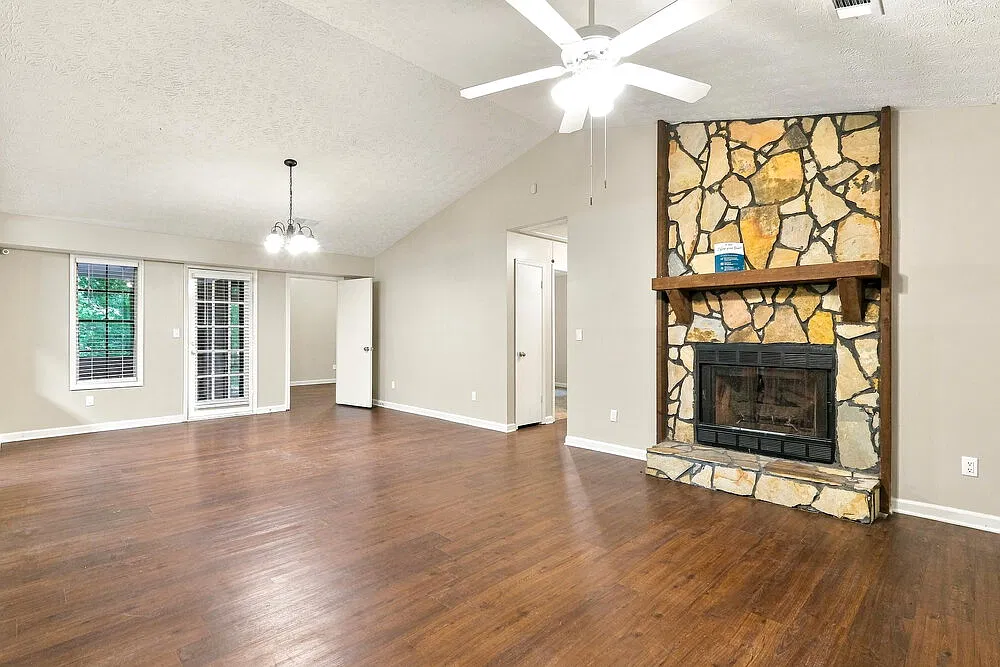 5 bed, 3.0 bath, 2008 sqft, $2,215 — Photo 4