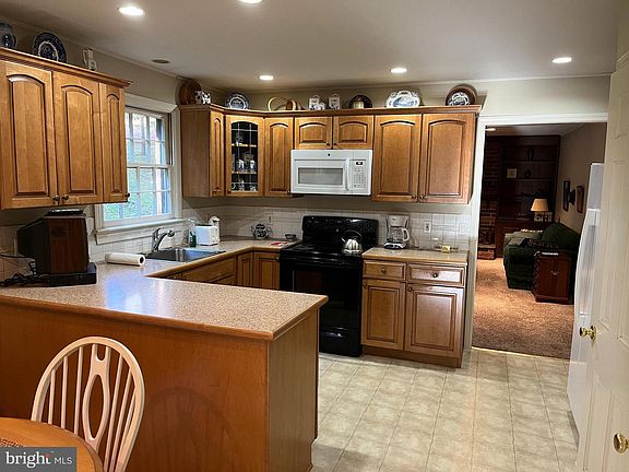 2nd image of 811 Summerset Dr